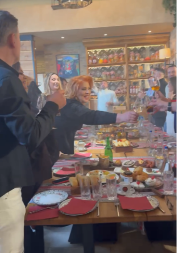 PEVAČICI POŠLO ZA RUKOM ONO ŠTO NIKOME NIJE Ujedinila kolege, prizor kakav se retko viđa (VIDEO)