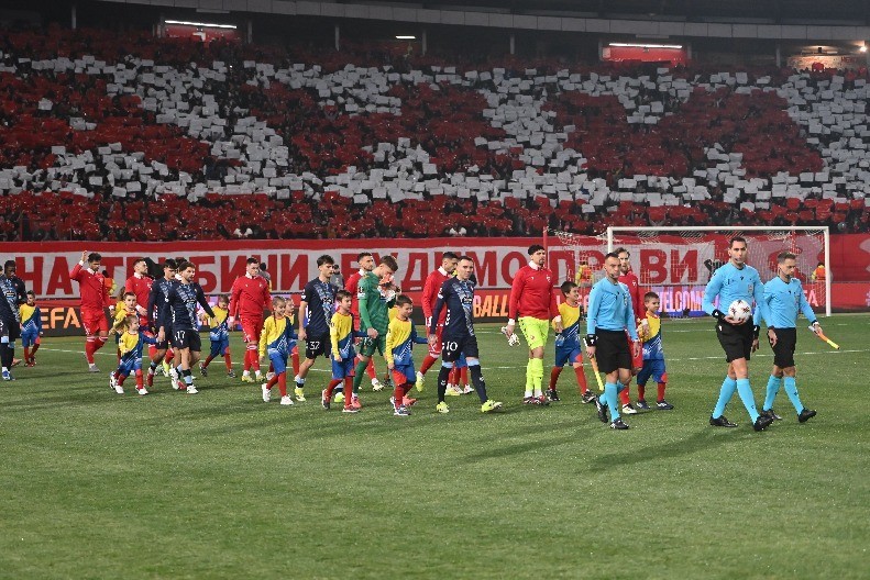 OVO NISTE VIDELI U TV PRENOSU Jedan potez fudbalera Zvezde pre početka utakmice oduševio je mnoge (VIDEO)