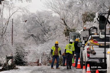 TEMPERATURE PALE DO -40, STRADALO 85 LJUDI: Snežna oluja "paralisala" SAD (FOTO)