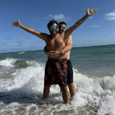 "IMA MUŽA, A NAJBOLJA DRUGARICA MU JE RODILA ĆERKU" Pevač pokazao partnera, evo čime se bavi (FOTO)