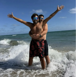 "IMA MUŽA, A NAJBOLJA DRUGARICA MU JE RODILA ĆERKU" Pevač pokazao partnera, evo čime se bavi (FOTO)