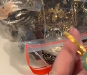 STUDENTKINJA KUPILA PAKET ZA 7900 DINARA U moru jeftine bižuterije pronašla BLAGO OD 350 HILJADA! (VIDEO)