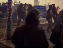 TORINO KAO RATNA ZONA: Demonstranti čekićem tukli policajca, haos izmakao kontroli 