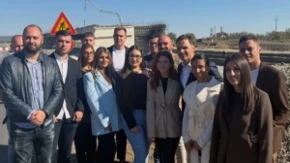 Siniša Mali sa mladima iz Rume: Oni znaju da broj 1 znači glas za ujedinjenu Srbiju koja gradi nove puteve, a ne blokira ih