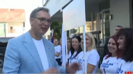 Vučić u Rumi razgovarao sa građanima: „Ne plašite se, najvažnije je da ostanete mirni i nasmejani“