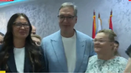 Vučić penzionerima: „Rast penzija će pratiti rast plata, živećete bolje“
