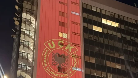 Skandal u Prištini! Zgrada vlade privremenih institucija u Prištini osvetljena u bojama zastave tzv. OVK