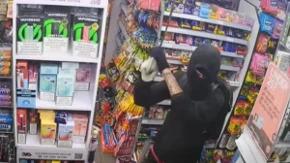 Maskirani razbojnik uleteo sa mačetom, a onda je nastao haos! Radnik zgrabio hokejaški štap i krenuo pravo na njega