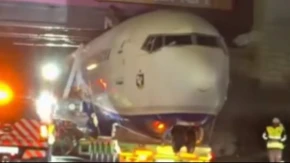 Šta je ovo na autoputu? Avion od 60 tona se zaglavio ispod nadvožnjaka, vozači su trljali oči u neverici
