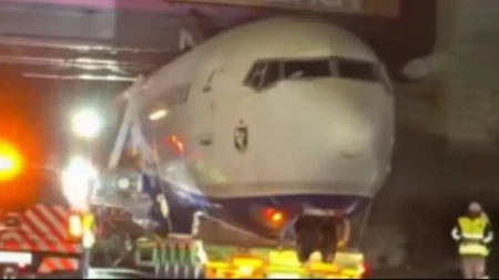 Šta je ovo na autoputu? Avion od 60 tona se zaglavio ispod nadvožnjaka, vozači su trljali oči u neverici
