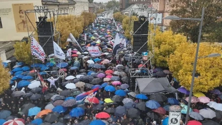 Odbrana Srbije! Vučić sa narodom u Zrenjaninu, hiljade ljudi uprkos jakoj kiši 