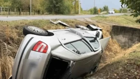 Automobil završio prevrnut u kanalu kod Novog Sada: Vozilo demolirano, delovi na sve strane