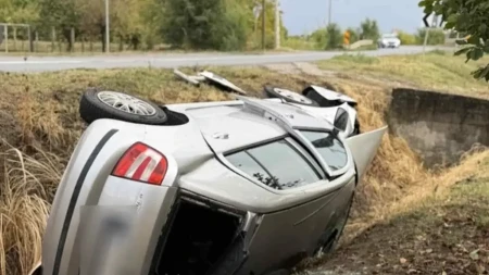 Automobil završio prevrnut u kanalu kod Novog Sada: Vozilo demolirano, delov na sve strane