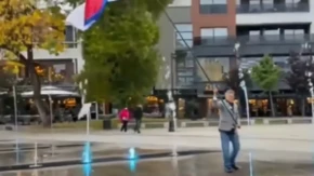 Željko Hubač usred fontane maše zastavom, blokaderi pločama zaustavljaju vodu! Snimci iz Leskovca izazvali lavinu podsmeha na mrežama