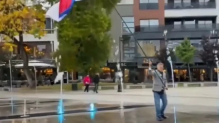 Željko Hubač usred fontane maše zastavom, blokaderi pločama zaustavljaju vodu! Snimci iz Leskovca izazvali lavinu podsmeha na mrežama