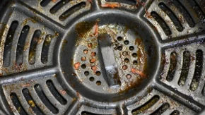 Problem rešen za 5 minuta: Ubacite ovaj sastojak u fritezu i sva masnoća će se otopiti sama - bez ribanja
