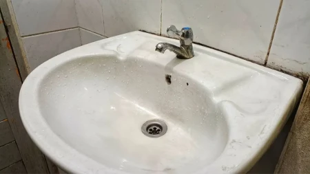 Niko i ne primećuje ovu stvar na lavabou, a korisnija je nego što možete da zamislite