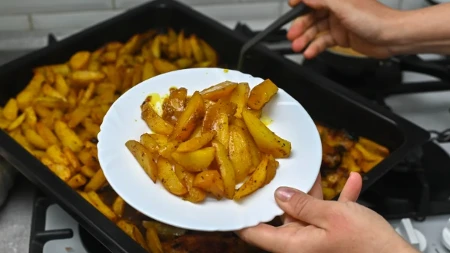 Pekarski krompir je uvek sočniji u restoranu? Ovu tajnu kriju svi kuvari - ako ga pripremite na ovaj način biće neviđeno hrskav 