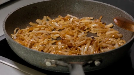 Kuvari koriste jednostavan trik za karamelizovani luk - potrebna vam je samo soda bikarbona
