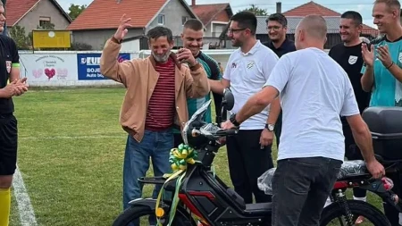 Neverovatan gest u Čačku: Fudbaleri kluba iz Trbušana svom vernom navijaču kupili novi motor 
