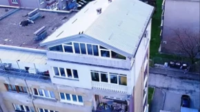 Kakva scena u Zenici! Napravio kuću na krovu zgrade bez dozvole, inspekcija naredila rušenje, a ona i dalje stoji!
