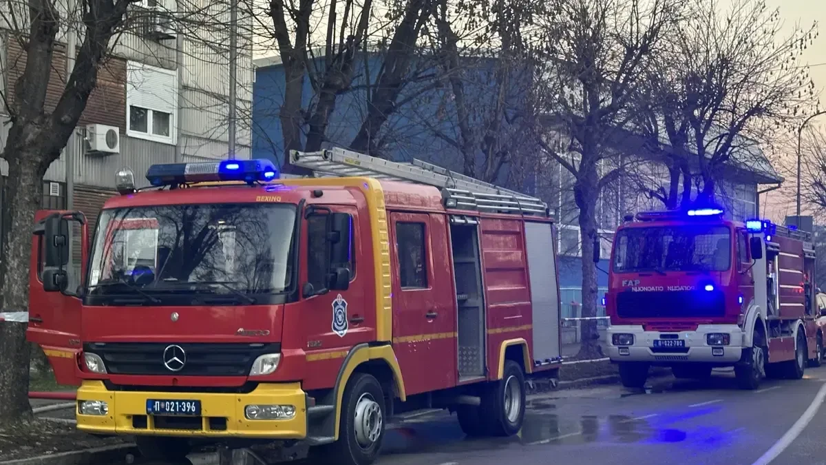 Požar u centru Kraljeva: Dve osobe se nagutale dima, vatrogasci na terenu