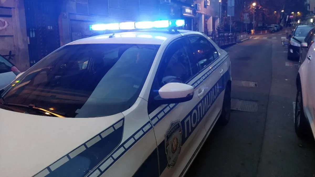 Pijan divljao na krovu zgrade, pa pretukao stanara i njegove roditelje! Starica (76) teško povređena