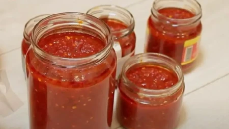 Ruska ljutenica za zimnicu bez dugog kuvanja - jednostavan recept za pun ukus