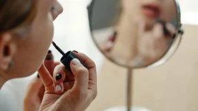 Ultimativni hit ove zime i jeseni, u drogerijama rasprodat sve go jednog: Ova boja će pokoriti sve zemljane nijanse, Srpkinje je već obožavaju 