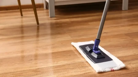 Sija se, spada sve, čak i ono crno koje niko nikada ne može da obriše: Kako očistiti parket, da ga ne oštetite, a da se cakli?