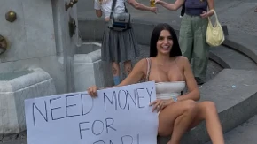 Prosi i moli nasred ulice, natpis zgrozio prolaznike! Svi su u šoku zbog poteza bivše teniserke: "Šta će još uraditi?"