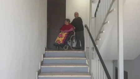 Slavica je posle moždanog udara ostala u kolicima: Muž Miodrag je osam godina neguje: "Ona je moja duša"