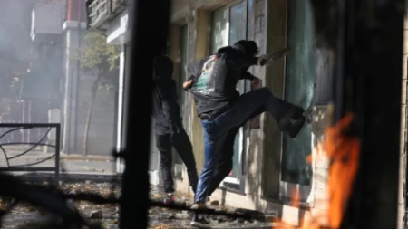 Studentski protest prerastao u ulični rat: Gore zgrade, ruše barikade, policija uzvratila suzavcem