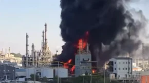 Ogroman požar u fabrici hemikalija: Evakuisano 7.000 radnika (VIDEO)