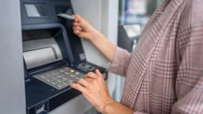 Šta raditi ako vam bankomat "proguta" karticu? Zbog greške od 20 sekundi aparat je najčešće zadržava