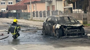 Maskirani muškarac polio skupoceni „volvo“ benzinom i zapalio ga! Vatra progutala još jedan automobil