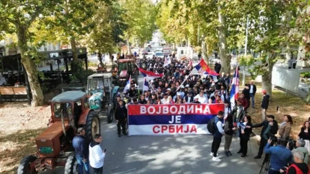 Mladost Srbije krenula peške ka Novom Sadu na veličanstveni skupu SNS: U svojim rukama nose jasnu poruku – „Vojvodina je Srbija!“