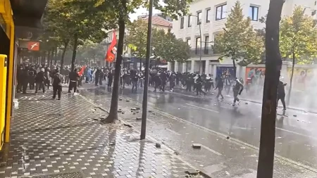 Napad maskiranih demonstranata, policija odgovorila suzavcem (VIDEO)