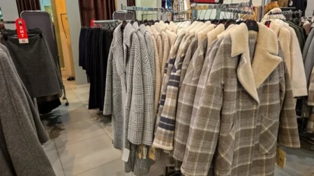 Ovaj kaput se prodaje kao alva: Jedan detalj učinio ga je najpoželjnijim modelom sezone!