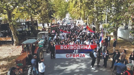 Velika grupa mladića i devojaka peške krenula na veličanstveni skup SNS: Vojvodina je Srbija, vidimo se u Novom Sadu!