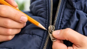 Zaglavio vam se rajsferšlus? Ne bacajte jaknu, obična olovka rešava problem za nekoliko sekundi!