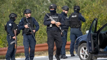 Baneri blokadera pod zaštitom Kurtijeve policije? Postavljeni i na objektu ministarstva u Gračanici