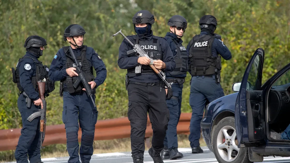 Baneri blokadera pod zaštitom Kurtijeve policije? Postavljeni i na objektu ministarstva u Gračanici