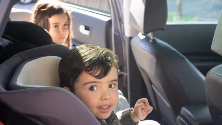 Debela zimska jakna može da ugrozi bezbednost deteta u auto-sedištu: Greška koju roditelji često prave