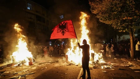 Bukti haos u Albaniji! Demonstranti kamenovali policiju i palili po gradu: 26 povređenih u bolnici!