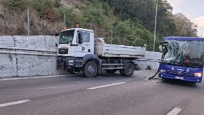 Sudar autobusa i kamiona kod Bubanj Potoka: Drama na putu, duge kolone automobila (FOTO) 