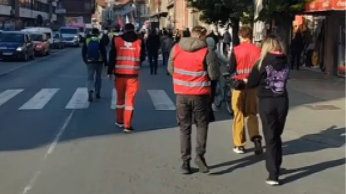 Imaju Konja, a idu peške! Društvene mreže bruje od smeha zbog blokaderske šetnje: „Što ga ne jašete?” (FOTO)