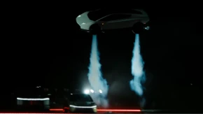 Leti, preskače automobile, izvodi salto! Tesla predstavila novi Roadster (VIDEO)