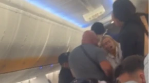 Haos u avionu za Ibicu! Tuča izbila pred sletanje, policija jednog putnika odvela sa lisicama (VIDEO)