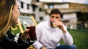 Zbog ovog popularnog napitka šećer u krvi besni: Najgore od svega što ga mladi piju!